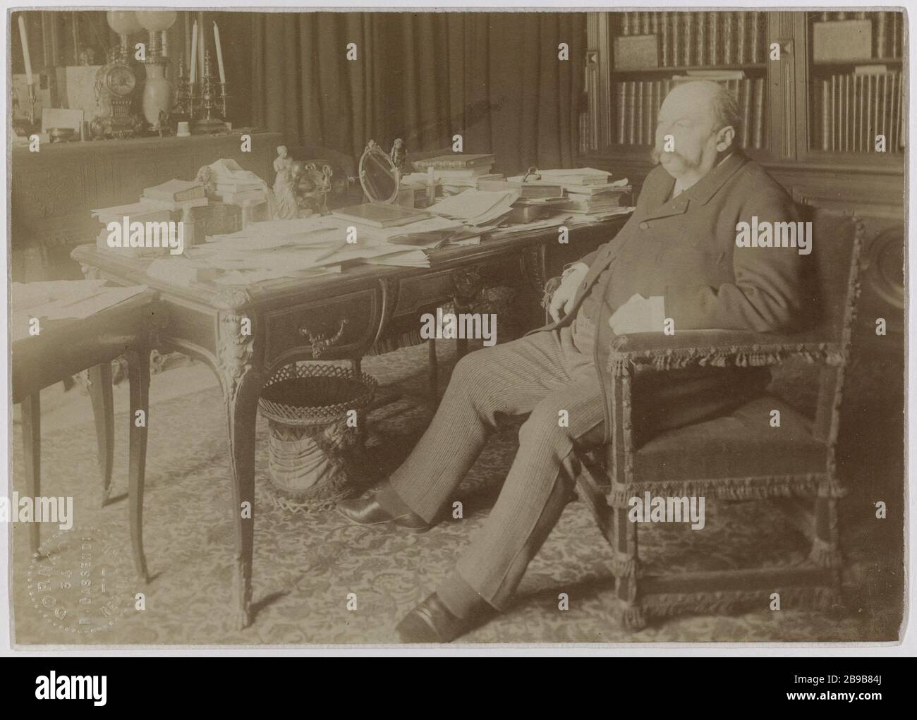 Porträt von Henri Meilhac, Dramatiker (Paris, 1831 - Paris, 1897). Portrait de Henri Meilhac, auteur dramatique (Paris, 1831 - Paris, 1897). Photographie de Paul Cardon (dit Dornac ou Paul Marsan). Tirage Papier Albuminé, entre 1885 und 1895. Paris, musée Carnavalet. Stockfoto