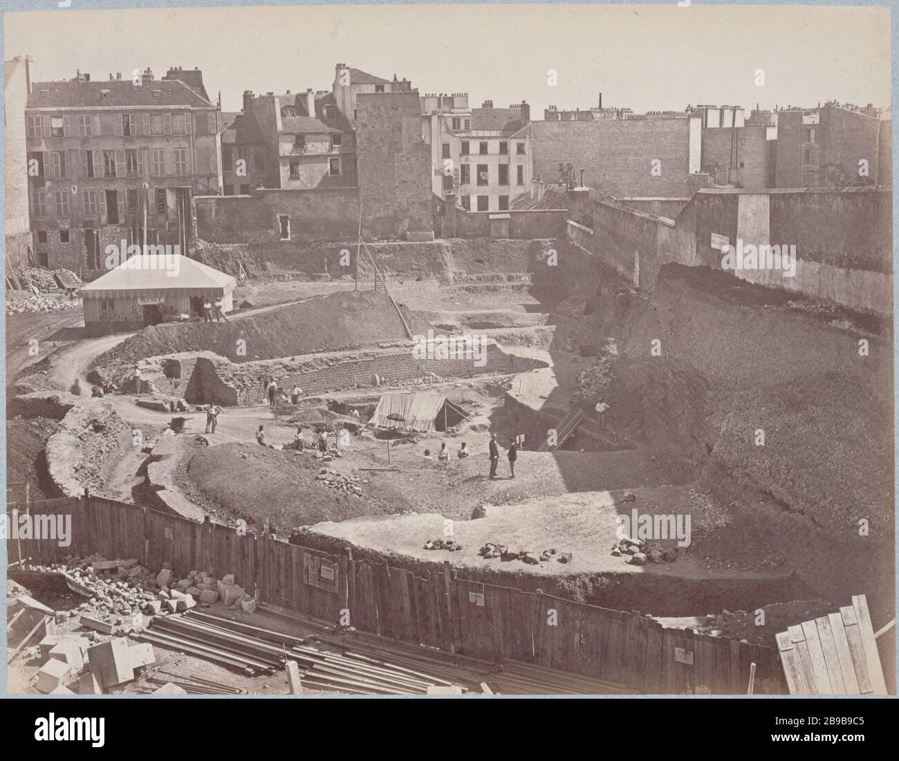 DAS AMPHITHEATER LUTETIA Arènes de Lutèce - Vue d'Ensemble Pry d'une maison rue Monge. Paris (Vème arr.), 20 Mai 1870. Paris, musée Carnavalet. Stockfoto