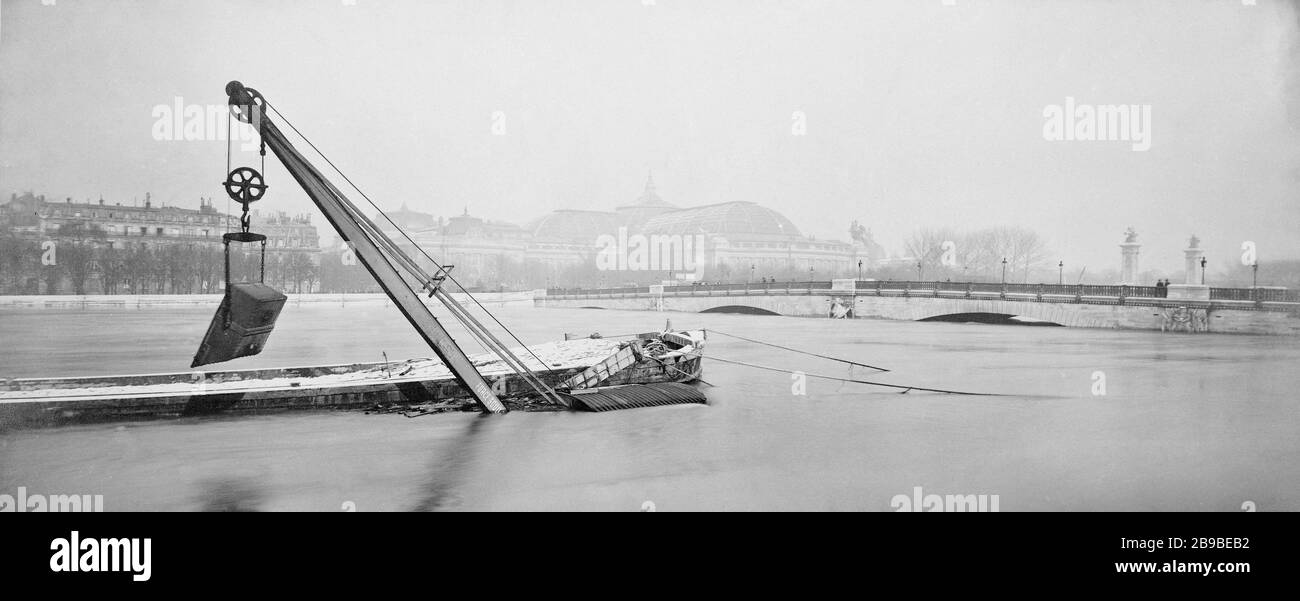 ÜBERFLUTET DIE SEINE - BRÜCKE DES BEHINDERTEN Crue de la seine. Pont des Invalides, VIIème arr. Photographie Anonyme, janvier 1910. Paris, musée Carnavalet. Stockfoto