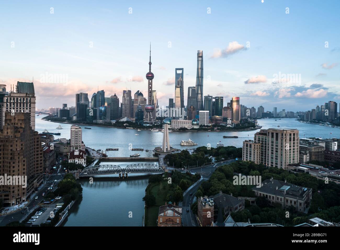 Shanghai, China - 22. August 2019: Luftbild Lujiazui, Shanghaier Stadt, Wahrzeichen Shanghais mit Huangpu Fluss am Nachmittag Stockfoto