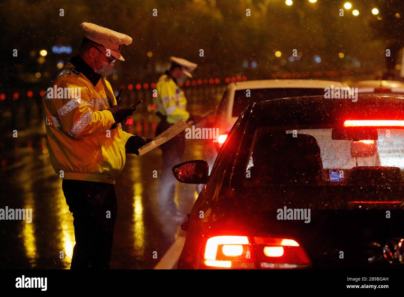 Bukarest, Rumänien. März 2020. Die rumänischen Polizisten überprüfen Menschen auf der Straße von Bukarest, Rumänien, 23. März 2020. Rumänien verzeichnete am Sonntag die ersten beiden Todesfälle durch COVID-19, die durch den Roman Coronavirus verursachte Krankheit, da die Gesamtzahl der bestätigten Fälle auf 433 Anstieg. Credit: Cristian Cristel/Xinhua/Alamy Live News Stockfoto