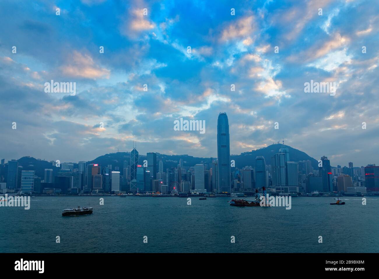 Skyline von Hongkong mit Wolken bei Sonnenuntergang Stockfoto