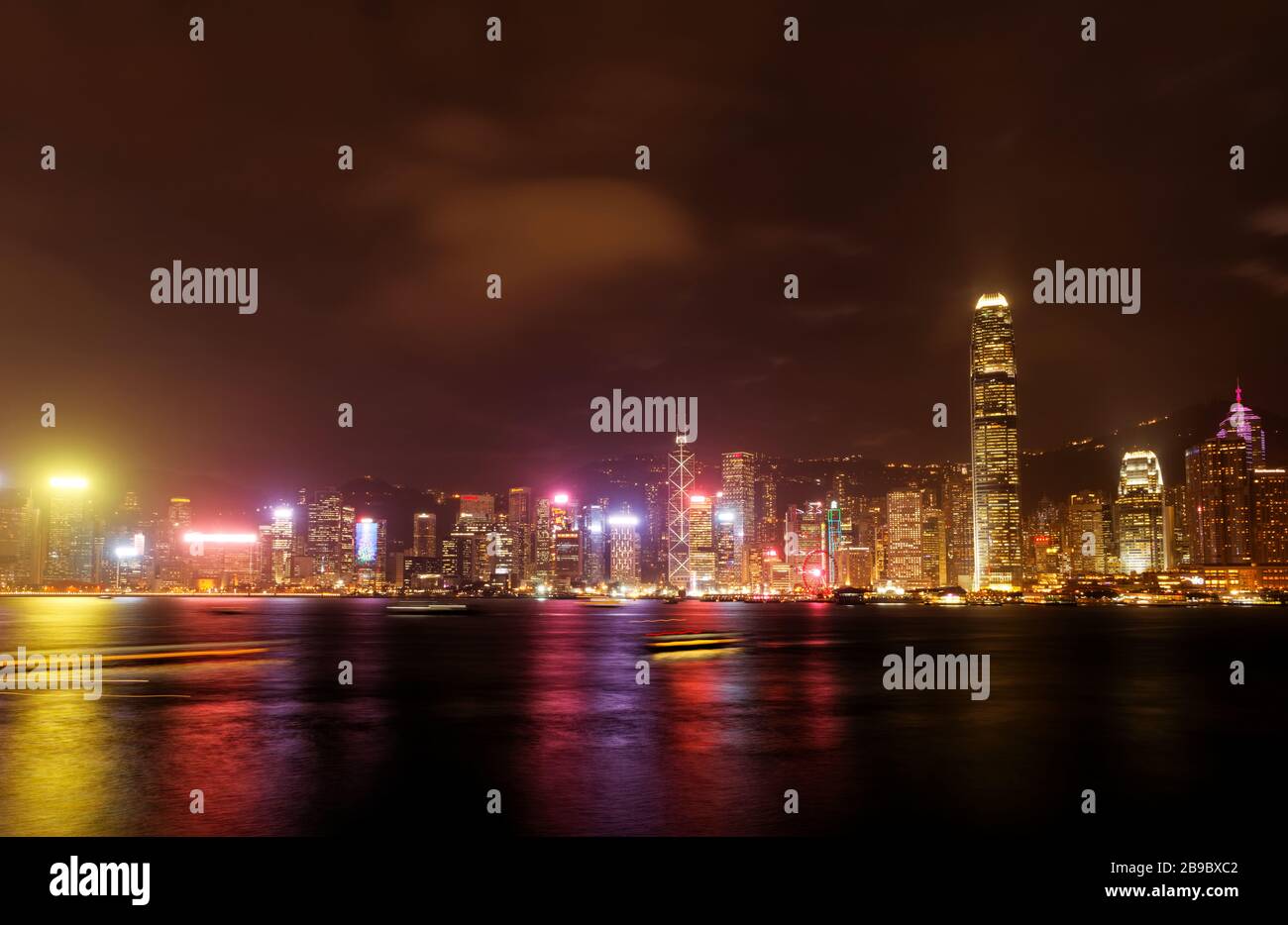 Skyline von Hongkong bei Nacht mit reflektierten Lichtern Stockfoto