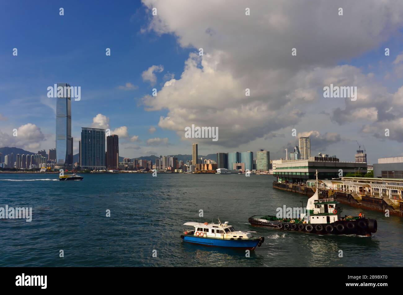 Hong Kong Harbour mit Blick auf ICC Kowloon Stockfoto