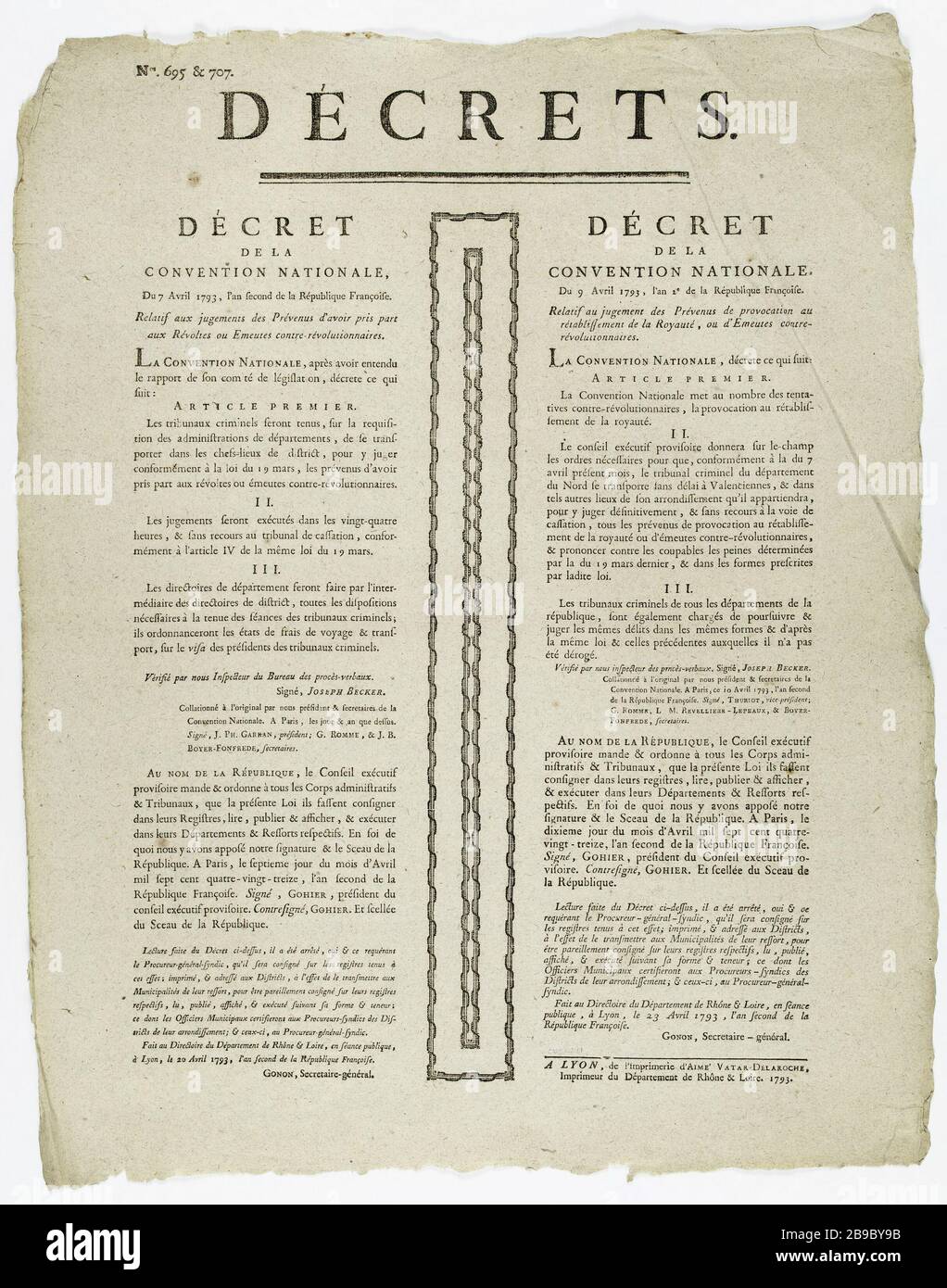 Nein. 695 und 707. DEKRET DES NATIONALEN ÜBEREINKOMMENS vom 7. April 1793, dem zweiten Jahr der französischen Republik [sic]. Zu Urteilen, die für die Teilnahme an Krawallen oder Revolten gegen Revolutionäre gewarnt wurden. NR. 695 und 707. Décret de la Convention nationale relatif aux jugements des prévenus d'avoir pris part aux Révoltes ou émetes contre-Révolutionnaires. Gravure sur bois et Typographie, 171. Paris, musée Carnavalet. Stockfoto