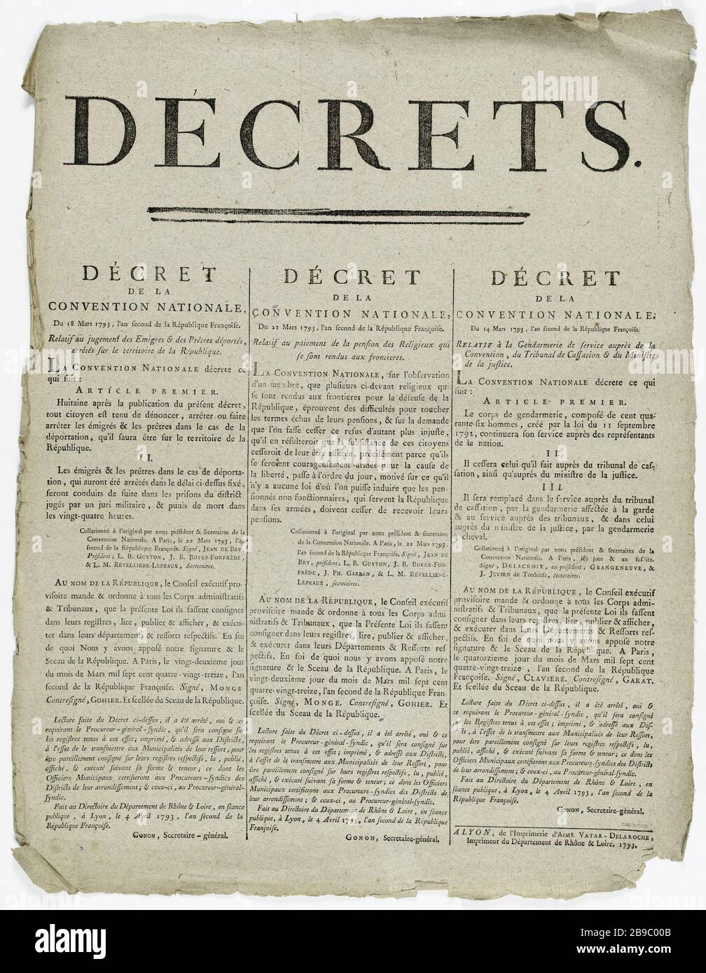 DEKRETE. VERORDNUNG DER NATIONALEN KONVENTION vom 18. März 1793, dem zweiten Jahr der französischen Republik [sic] im Verhältnis zum Urteil der im Gebiet der Republik festgenommenen Auswanderer und Deportierten Priester. Décret de la Convention nationale relatif au jugement des émigrés et des prêtres déportés, arrêtés sur le Territoire de la République. Typographie, 171. Paris, musée Carnavalet. Stockfoto