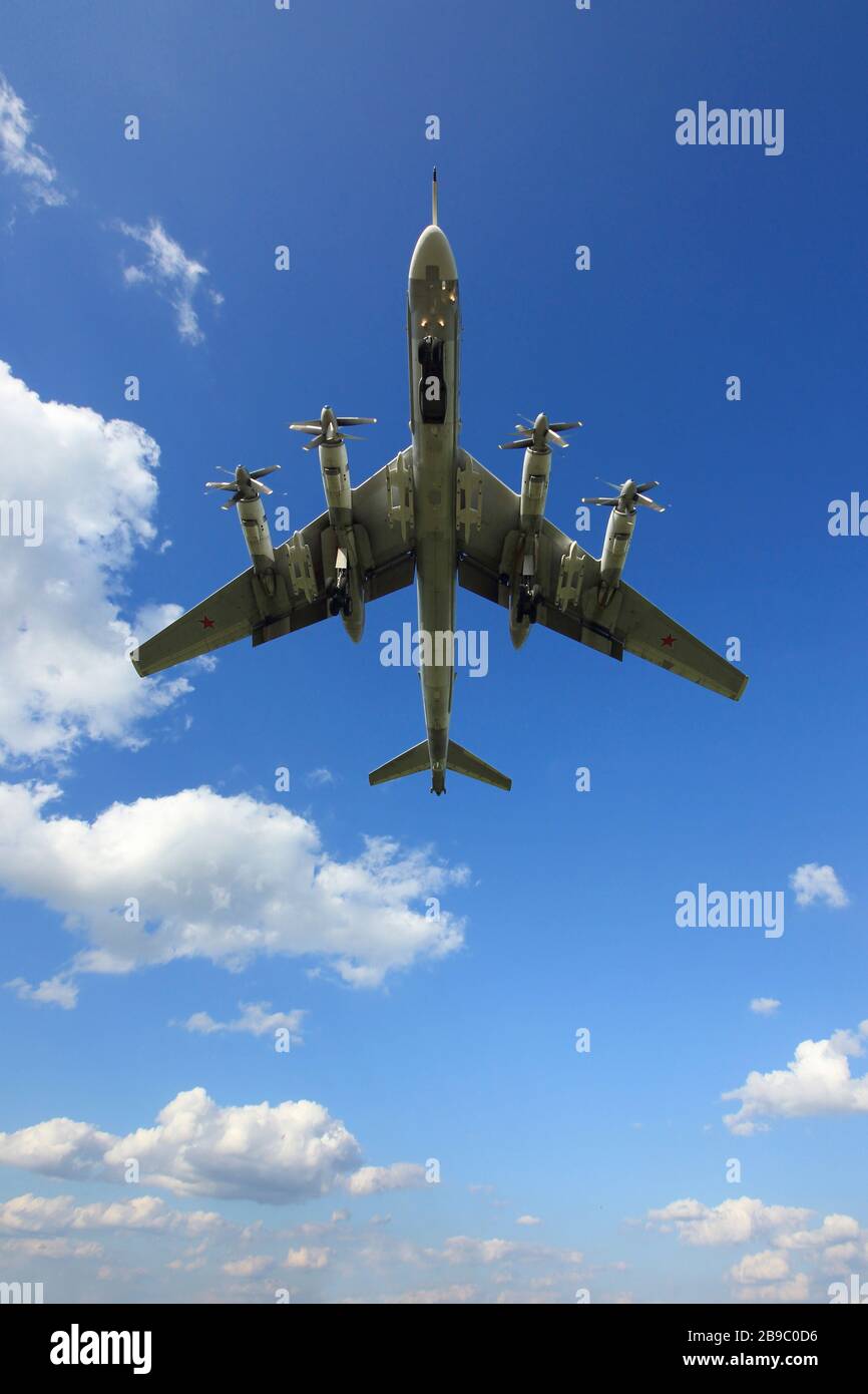 Tupolev TU-95MS strategischer Bomber der russischen Luftstreitkräfte Landung. Stockfoto