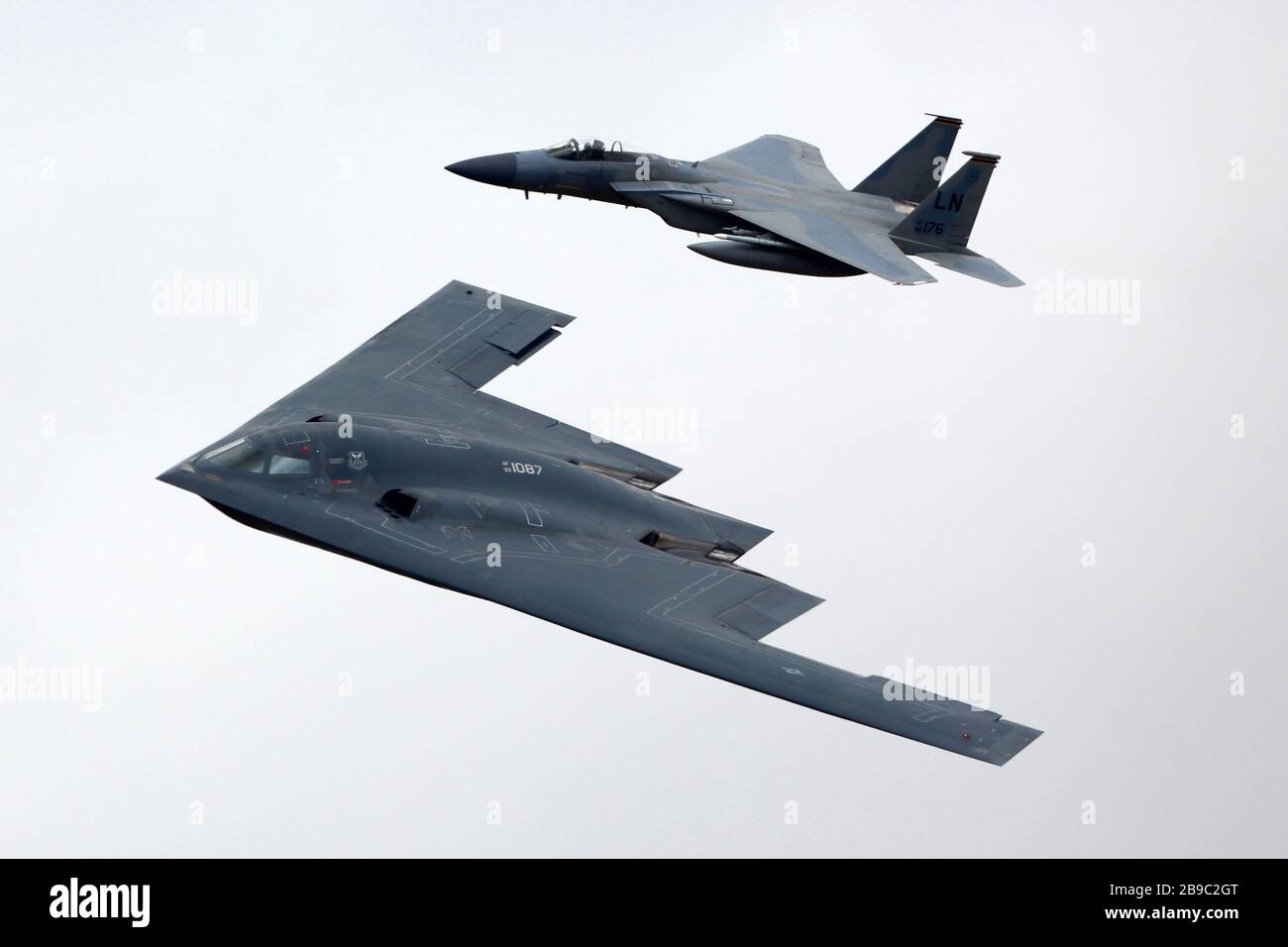 B-2A Spirit und F-15C Eagle der United States Air Force. Stockfoto