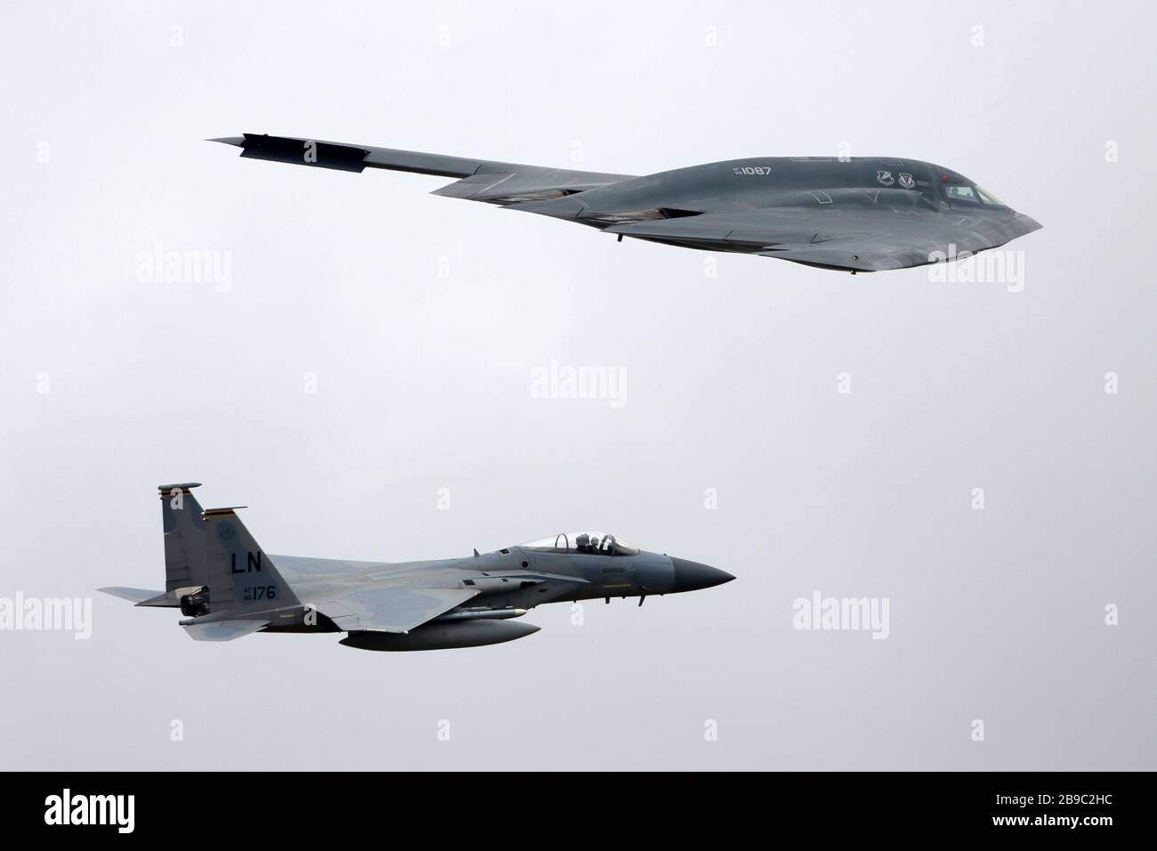 B-2A Spirit und F-15C Eagle der United States Air Force. Stockfoto