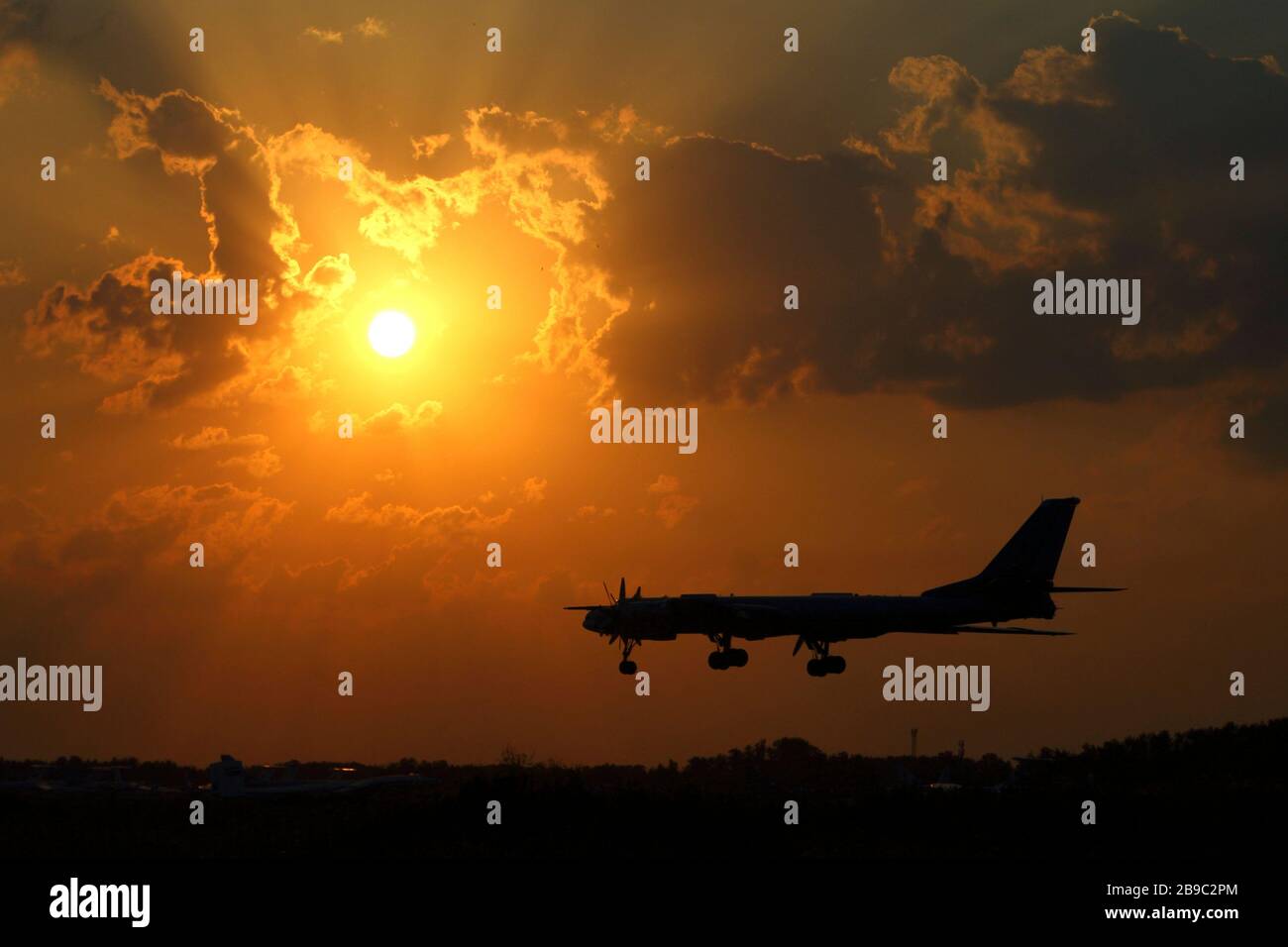 Tupolev TU-95MS strategischer Bomber der russischen Luftstreitkräfte Landung. Stockfoto