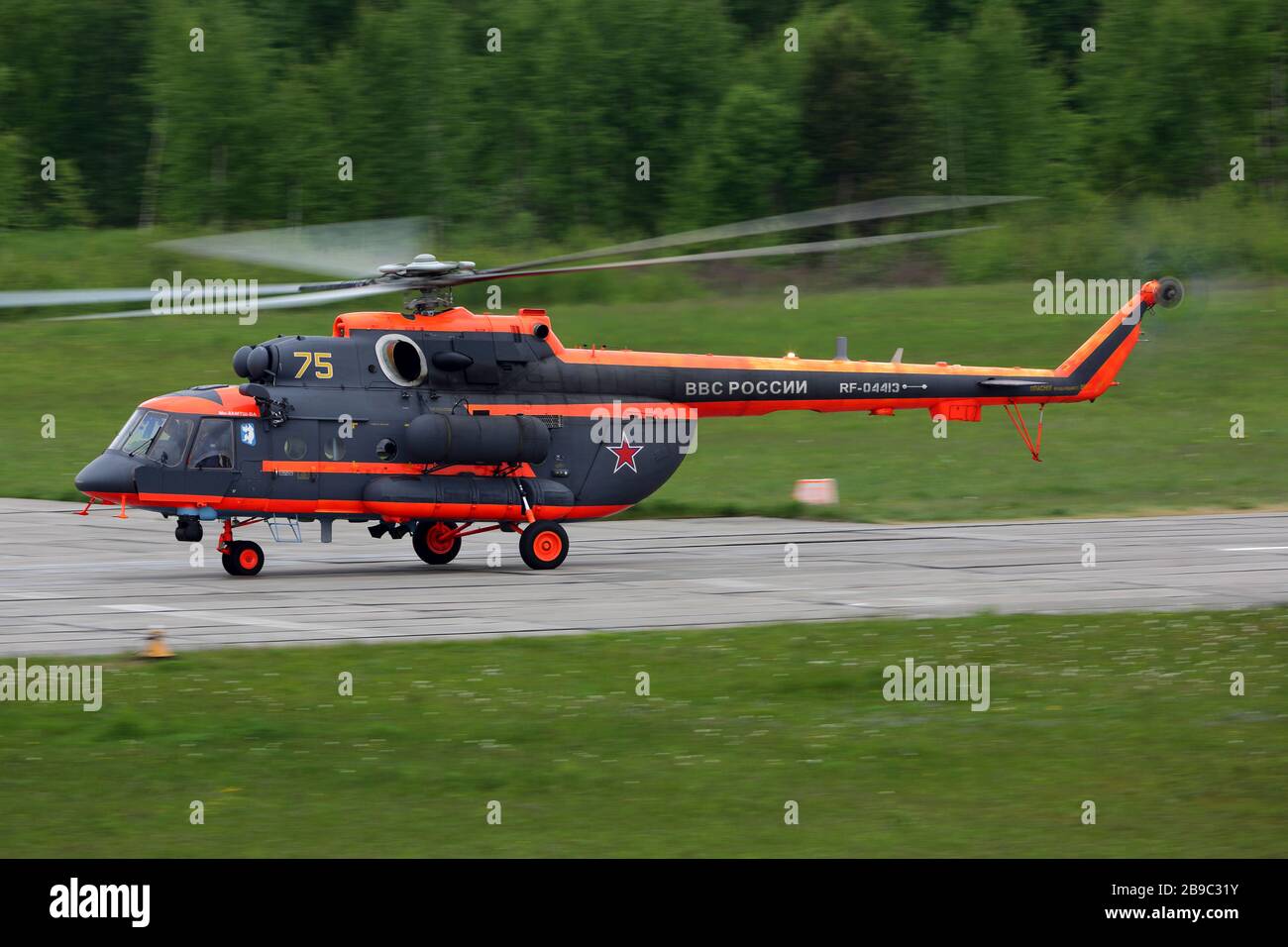 MIL Mi-8AMTSH (Variante für Northern Territories) greift Hubschrauber der russischen Luftwaffe an. Stockfoto