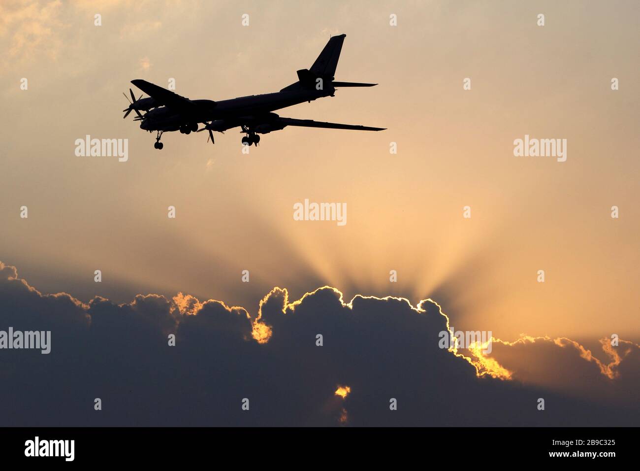 Tupolev TU-95MS strategischer Bomber der russischen Luftstreitkräfte Landung. Stockfoto