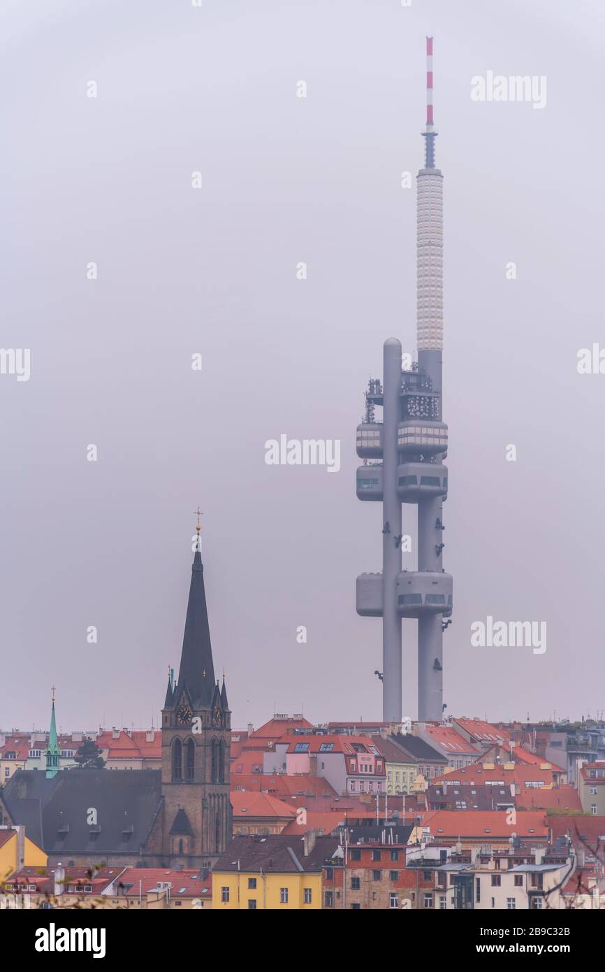 Blick auf die Prager Altstadt mit vielen roten Dächern, Kirchen und dem Wahrzeichen des Turm-Parks Praha. Stockfoto