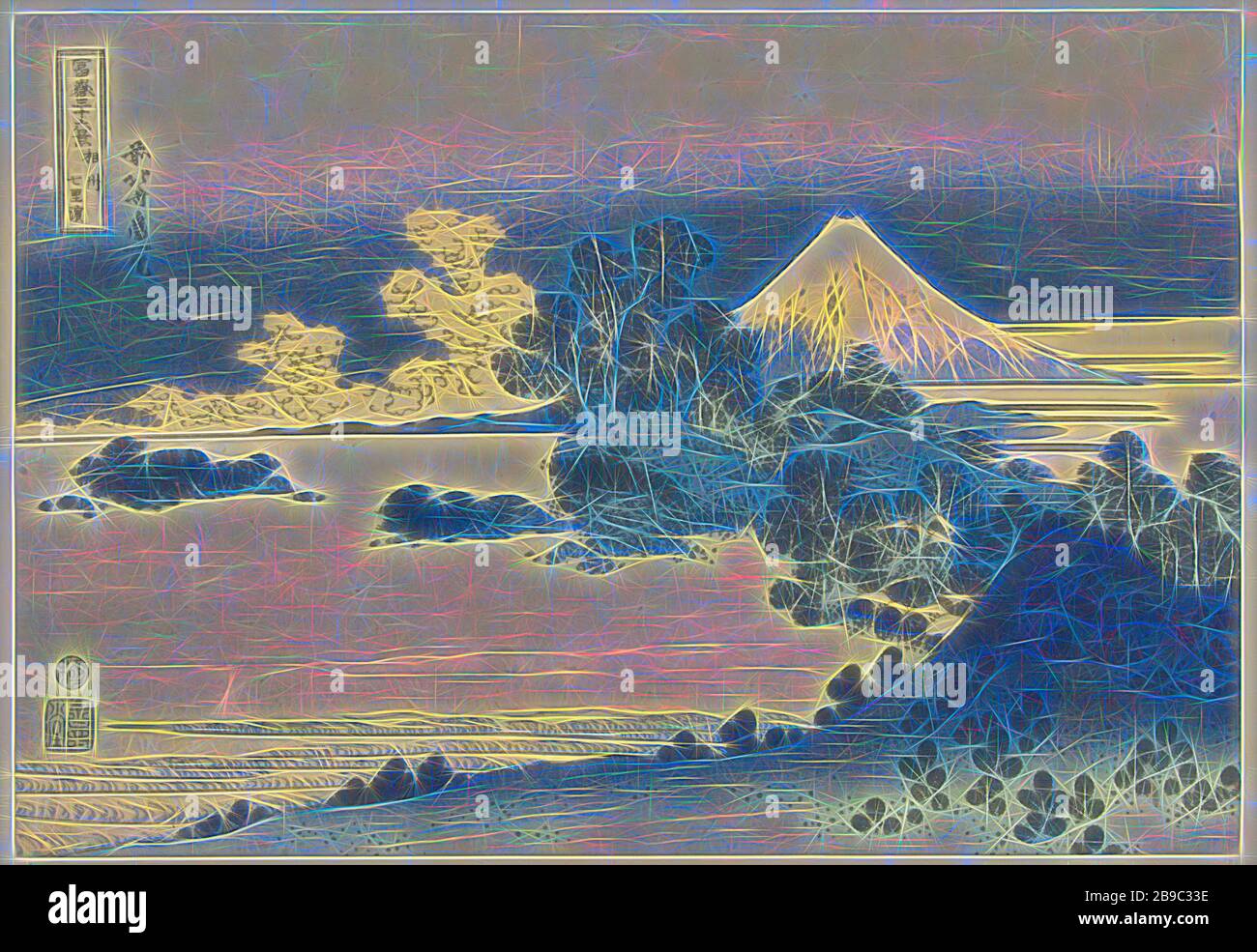 Shichiri-ga-hama Strand in der Sagami Soshu Provinz Shichiri-ga-hama (Titel auf Objekt) 36 Ansichten des Fuji (Serientitel) Fuji Sanjurokkei (Serientitel auf Objekt), Blick auf einen bergigen Küstenstreifen mit Bäumen und Häusern auf dem Wasser, den schneebedeckten Berg Fuji im Hintergrund, Fuji, den Berg Katushika (Auf Objekt erwähnt), 180-1834, Papier, Farbholzschnitt, h 254 mm × w 369 mm, von Gibon neu vorgestellt, Design von warmfröhlichem Leuchten von Helligkeit und Lichtstrahlen. Klassische Kunst mit moderner Note neu erfunden. Fotografie, inspiriert von Futurismus, mit dynamischer Energie des Modus Stockfoto