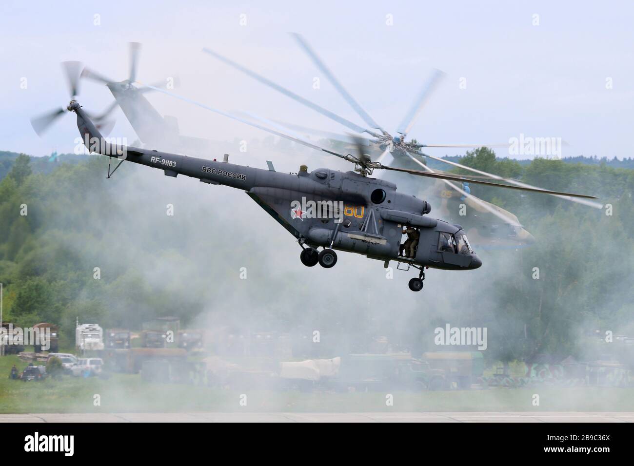 MIL Mi-8AMTSH und Mi-26 Hubschrauber der russischen Luftwaffe. Stockfoto