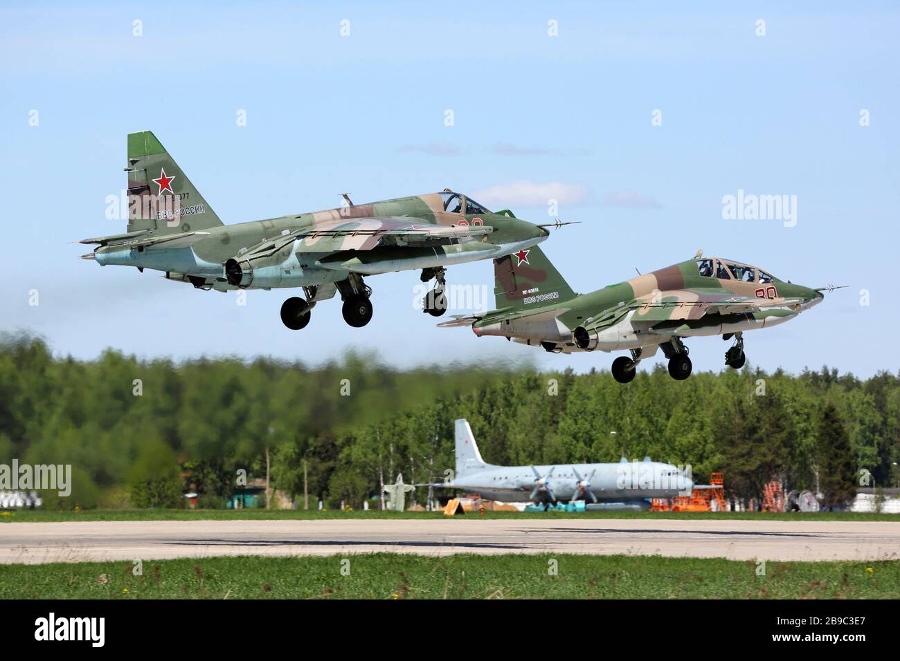 Sukhoi Su-25BM und Su-25UB greifen Flugzeuge der russischen Luftwaffe an, die starten. Stockfoto