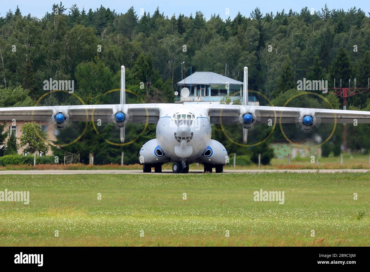 An-22 Militärtransportflugzeuge der russischen Luftwaffe, die zum Abflug abfahren. Stockfoto