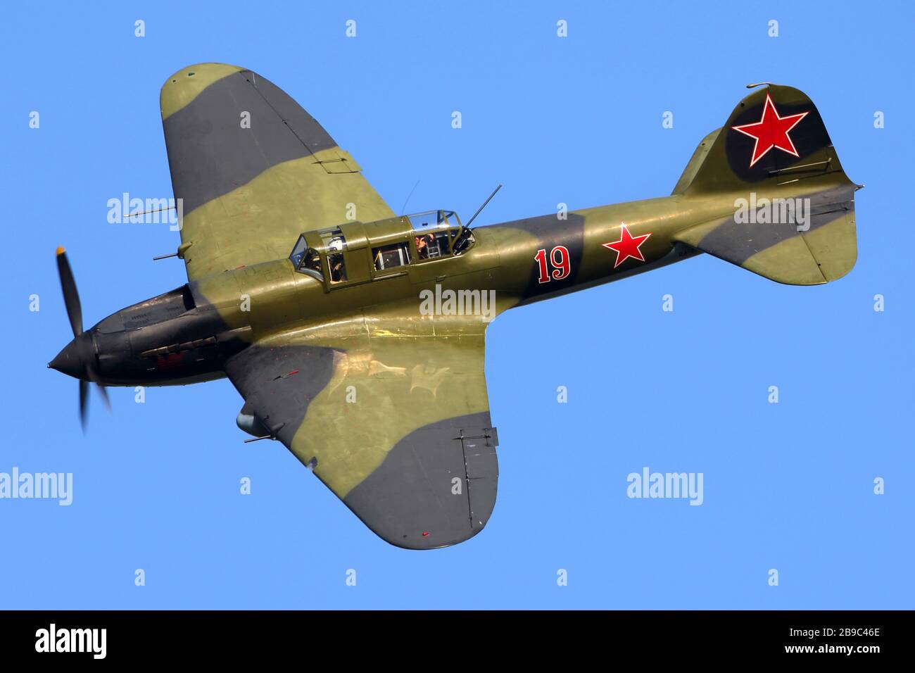 Ein Bodenangriffsflugzeug Il-2M3 im Flug über Zhukovsky, Russland. Stockfoto