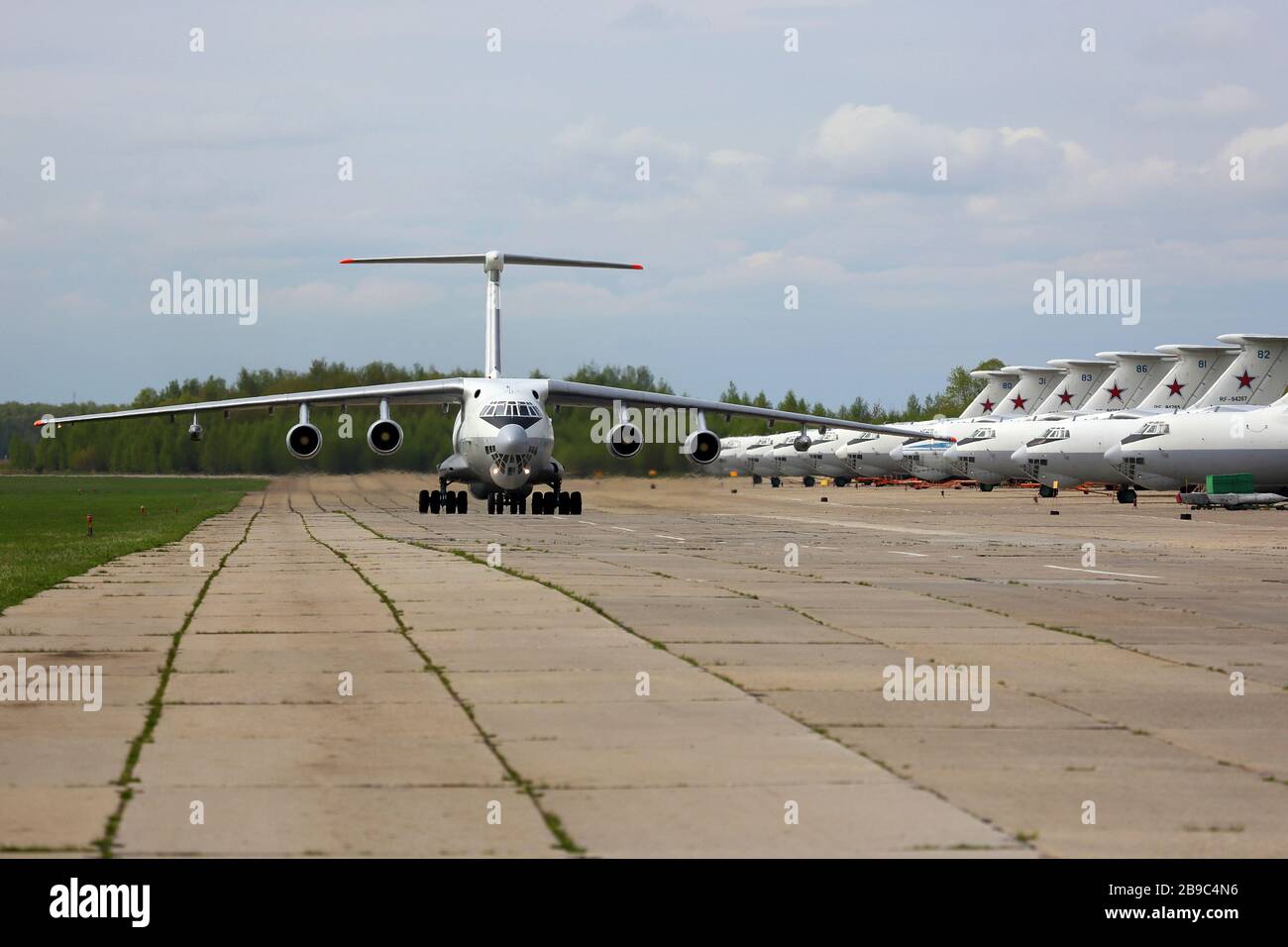 MILITÄRTANKER IL-78M der russischen Luftwaffe, die auf der Dyagilevo Air Base, Russland, lahmlegte. Stockfoto