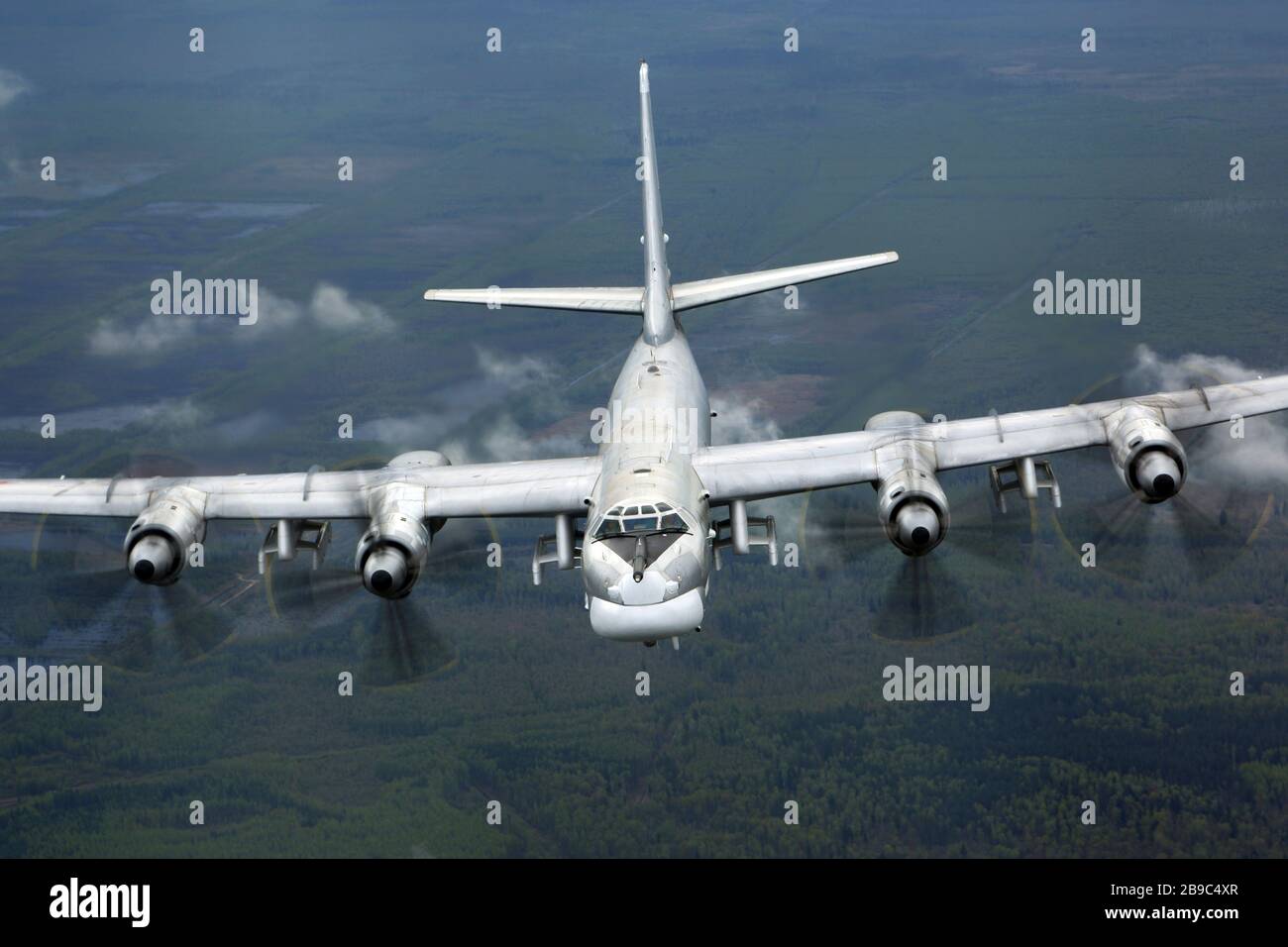 TU-95MS strategischer Bomber der russischen Luftwaffe, die über die Region Moskau, Russland, fliegen. Stockfoto