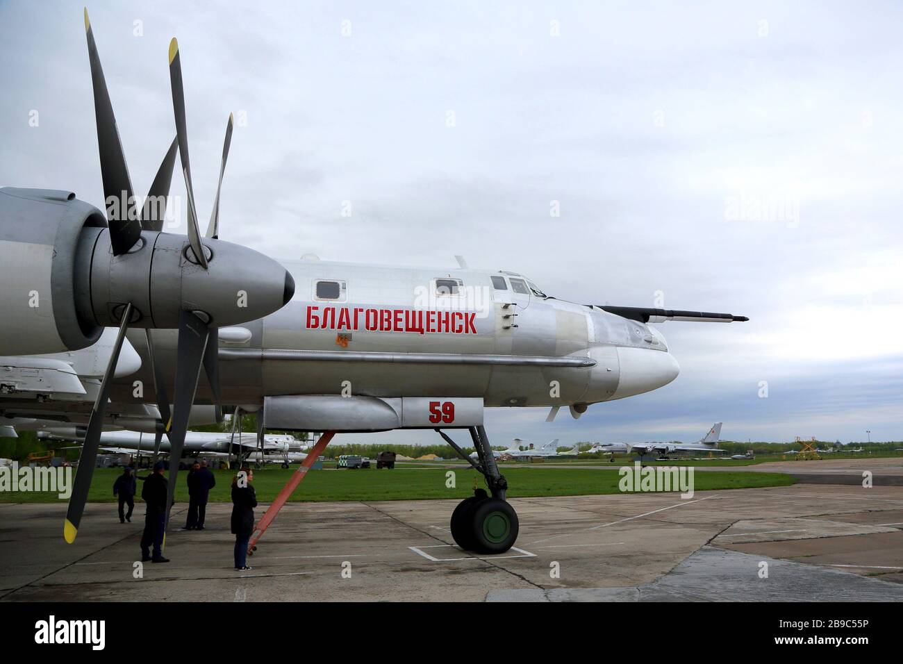 TU-95MS strategischer Bomber der russischen Luftwaffe auf einer Parkposition am Luftwaffenstützpunkt. Stockfoto