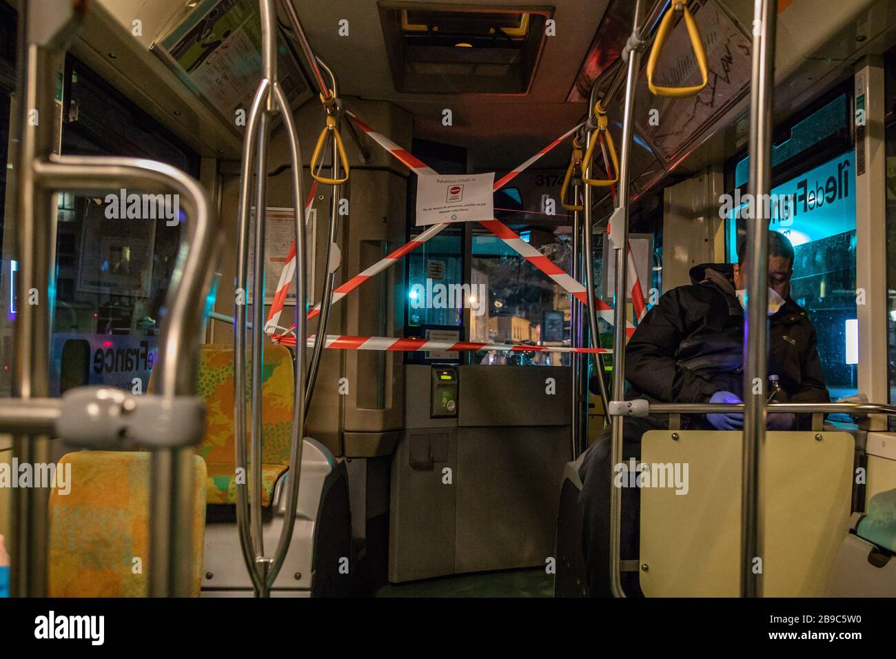 Peking, Frankreich. März 2020. Schutzmaßnahmen für Busfahrer sind in einem Bus in Paris, Frankreich, am 22. März 2020 zu sehen. Kredit: Aurelien Morissard/Xinhua/Alamy Live News Stockfoto