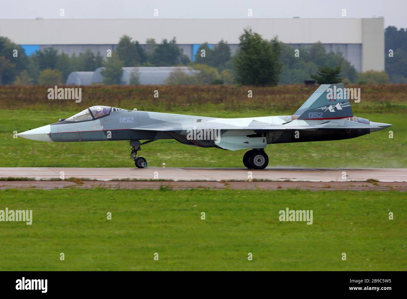 Su-57-Düsenjäger der russischen Luftwaffe taxiert auf der Landebahn. Stockfoto