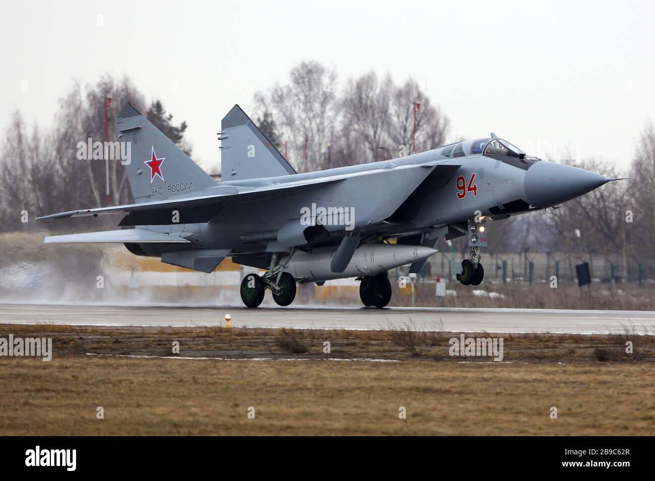 MIG-31K greift Flugzeuge der russischen Luftwaffe mit Kinzhal-Raketenlandung an. Stockfoto