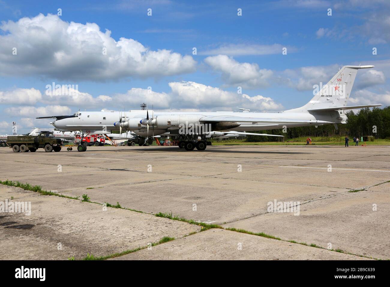 U-Boot-Flugboot TU-142MZ der russischen Marine auf Parkposition geschleppt. Stockfoto