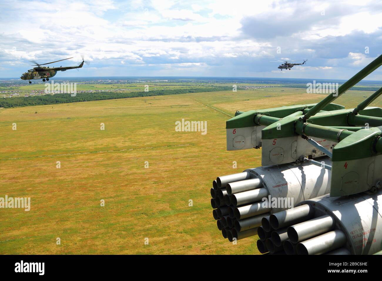 MIL Mi-8MT Militärhubschrauber der russischen Marine fliegen über Russland. Stockfoto