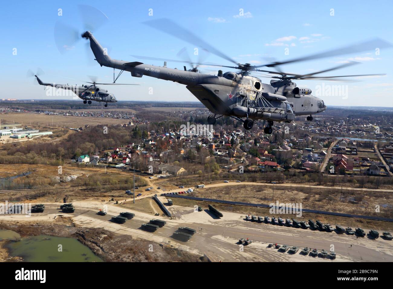 Militärtransporthubschrauber der russischen Luftwaffe MIL Mi-8AMTSH über Russland. Stockfoto