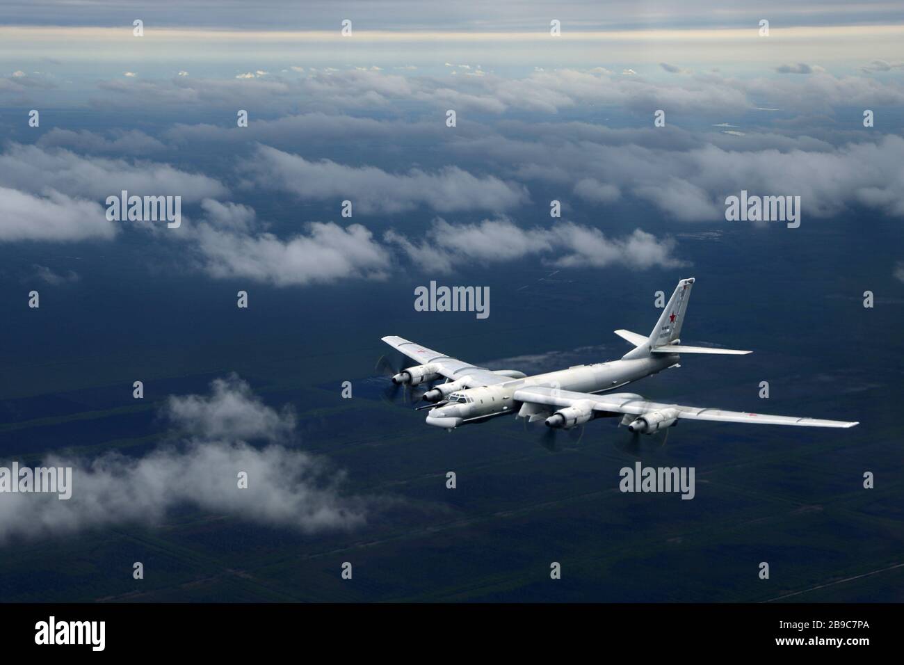 TU-95MS strategischer Bomber der russischen Luftwaffe, die über die Region Moskau, Russland, fliegen. Stockfoto