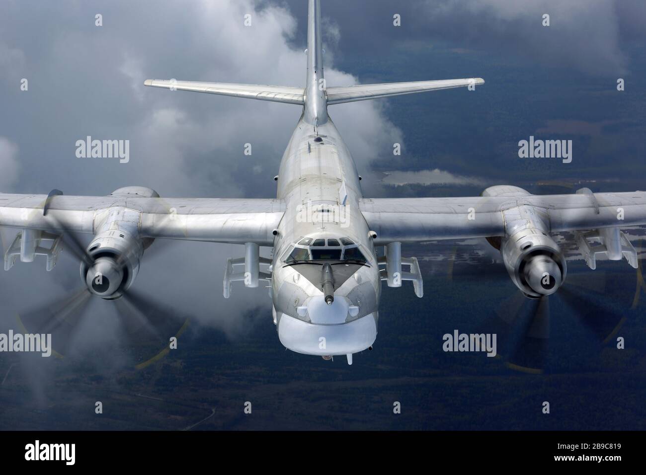 TU-95MS strategischer Bomber der russischen Luftwaffe, die über die Region Moskau, Russland, fliegen. Stockfoto