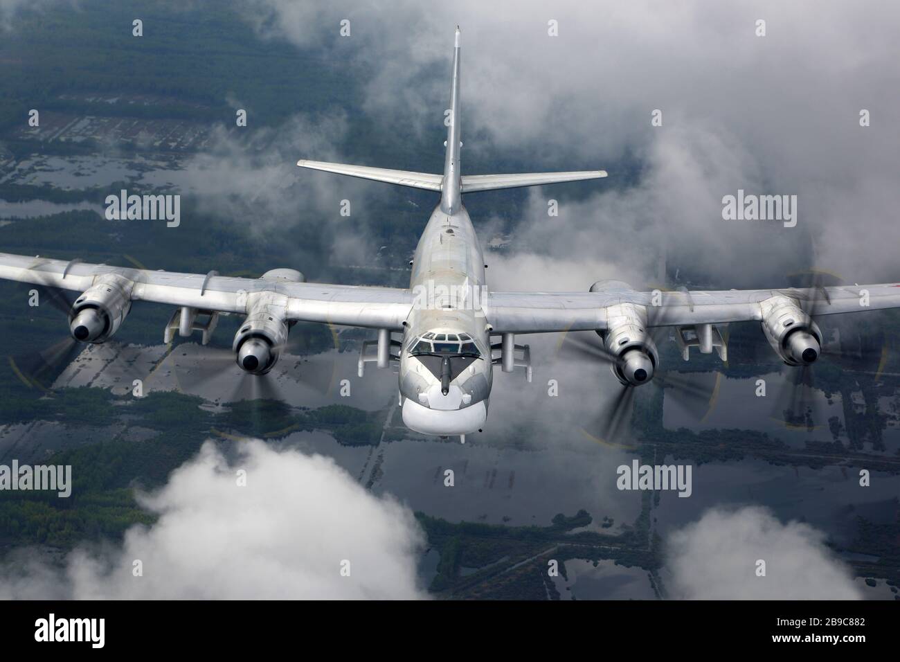 TU-95MS strategischer Bomber der russischen Luftwaffe, die über die Region Moskau, Russland, fliegen. Stockfoto
