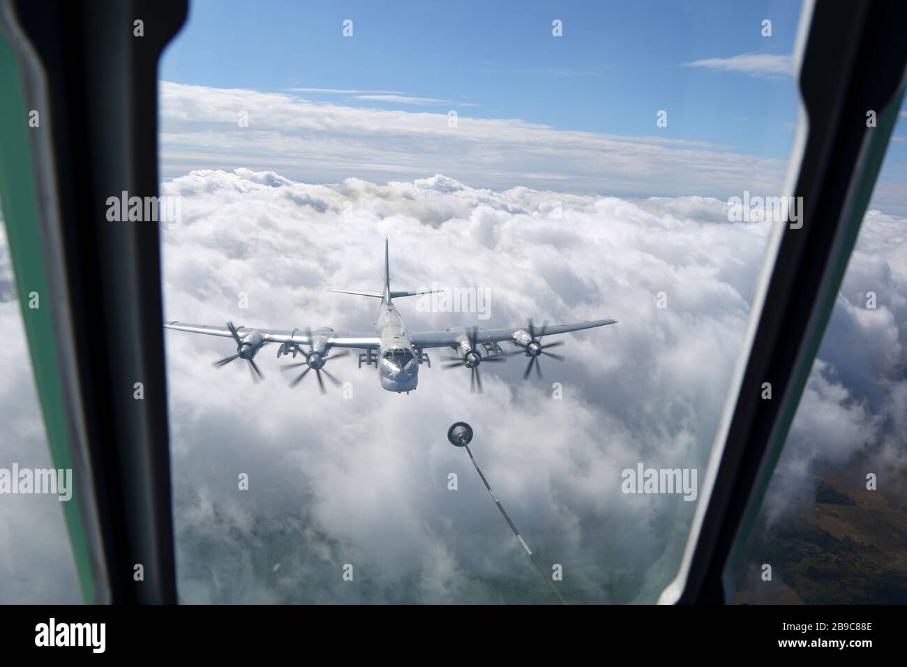 TU-95MS strategischer Bomber der russischen Luftwaffe imitiert Luftbetankung über Russland. Stockfoto