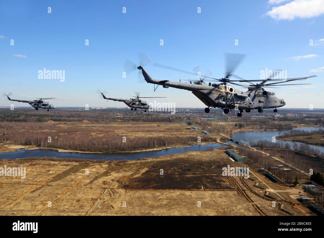 Militärtransporthubschrauber der russischen Luftwaffe MIL Mi-8AMTSH über Russland. Stockfoto