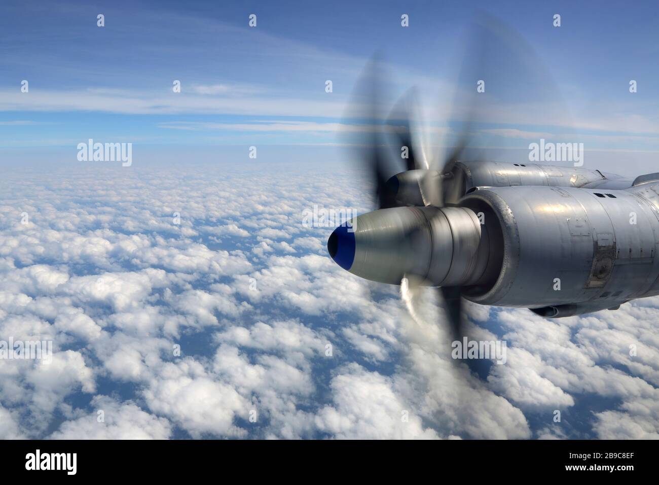 Flugzeug TU-142MZ der russischen Marine, das über die Region Sankt Petersburg, Russland, fliegt. Stockfoto