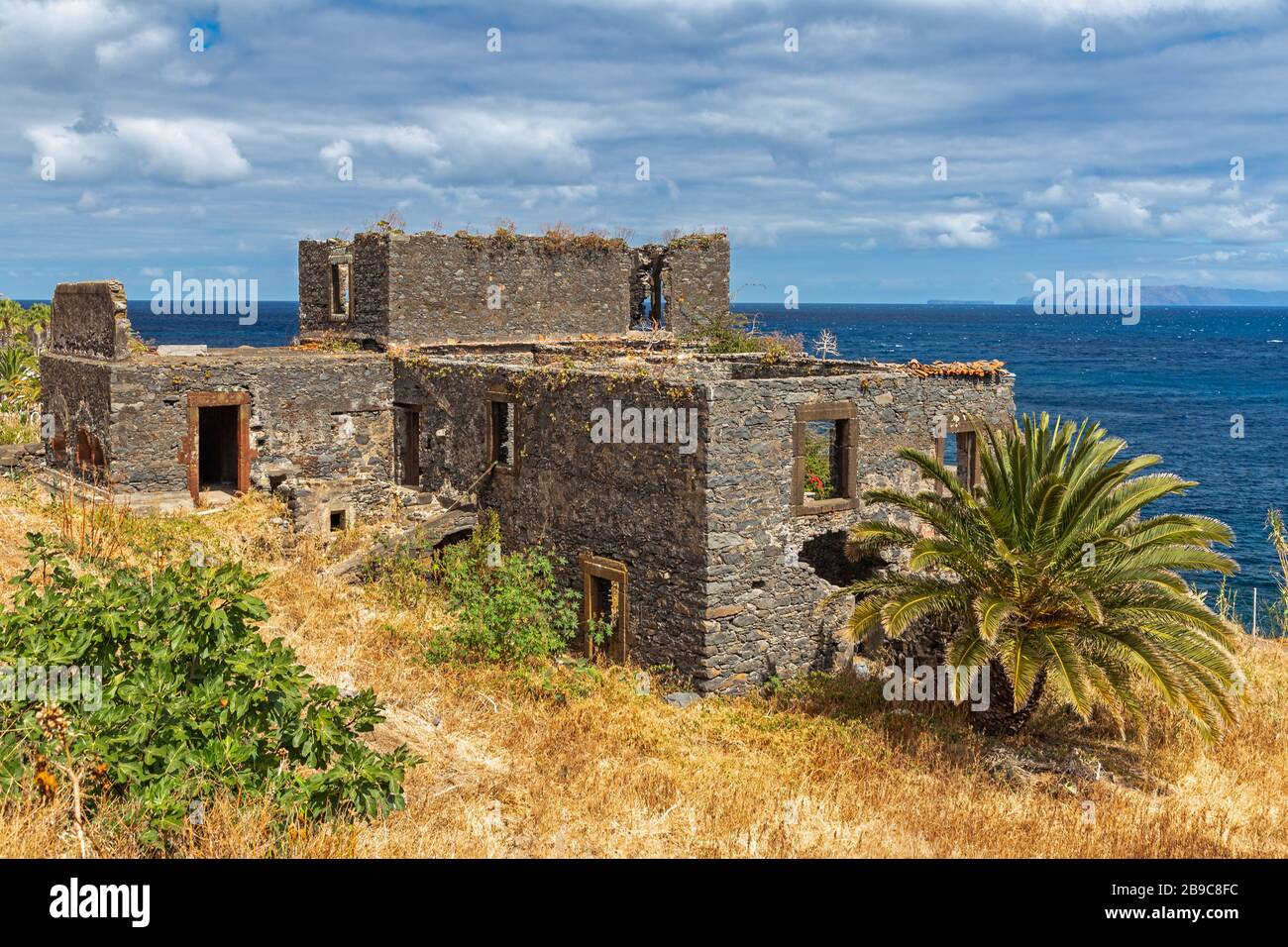 Die Ruine eines ausgebrannten Gebäudes auf der Insel Madeira Stockfoto