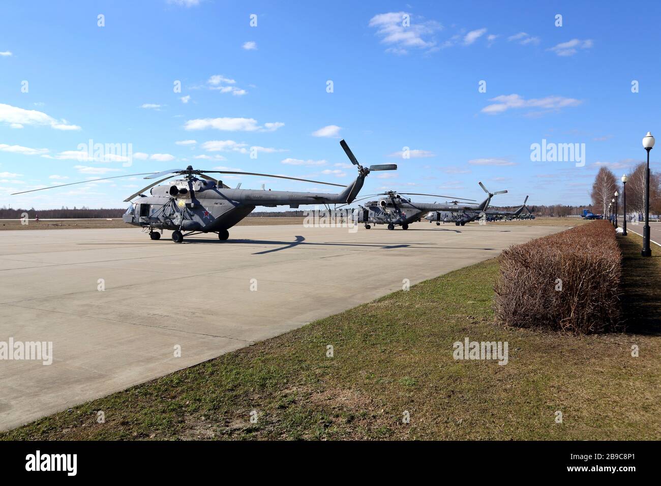 Militärtransporthubschrauber MIL Mi-8AMTSH der russischen Luftwaffe. Stockfoto