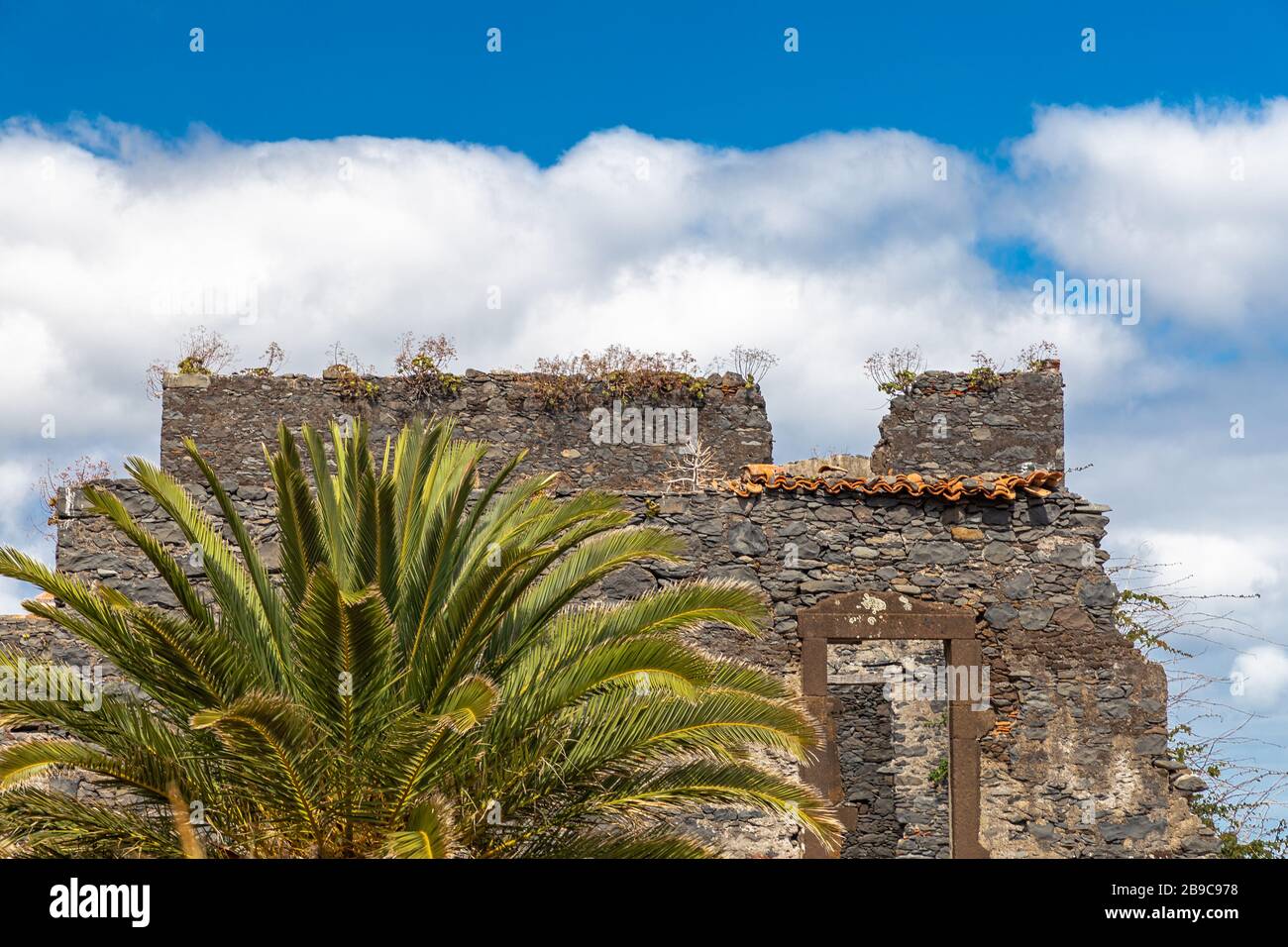 Die Ruine eines ausgebrannten Gebäudes auf der Insel Madeira Stockfoto