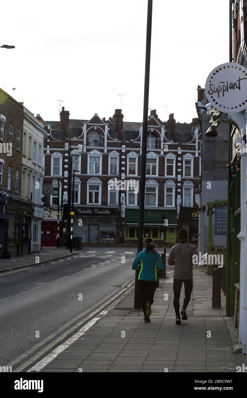 Leere Straße in der "Crouch End Haringay" während der londoner Sperre gegen den "Covid-19 Corona Virus", werden Geschäfte geschlossen und Straßen leer Stockfoto