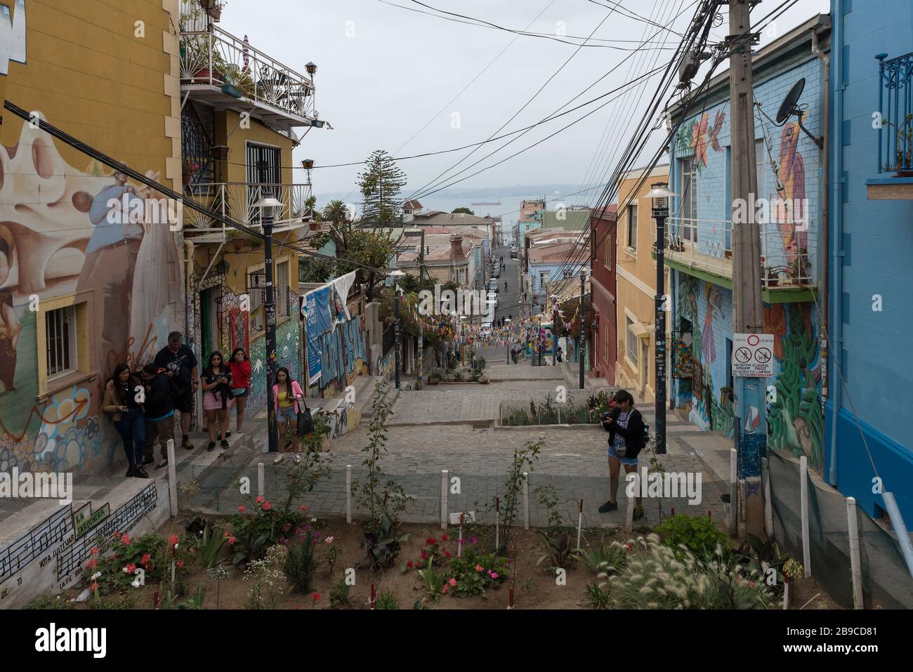Blick auf eine Straße von Valparaiso mit ihren farbenfrohen Häusern, Chile Stockfoto