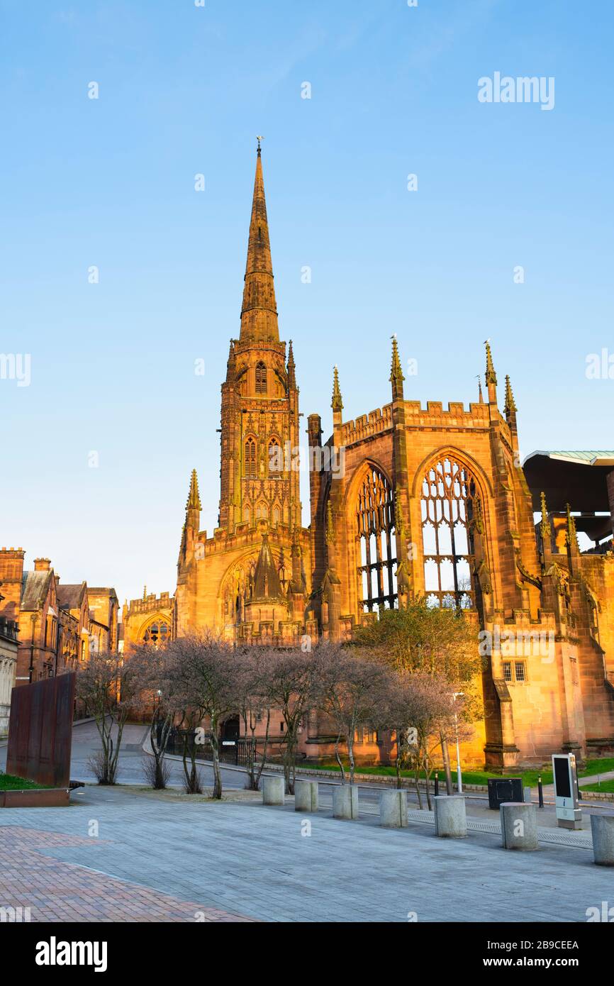 Alte Kathedrale von Coventry bei Sonnenaufgang im Frühjahr. Coventry, West Midlands, England Stockfoto