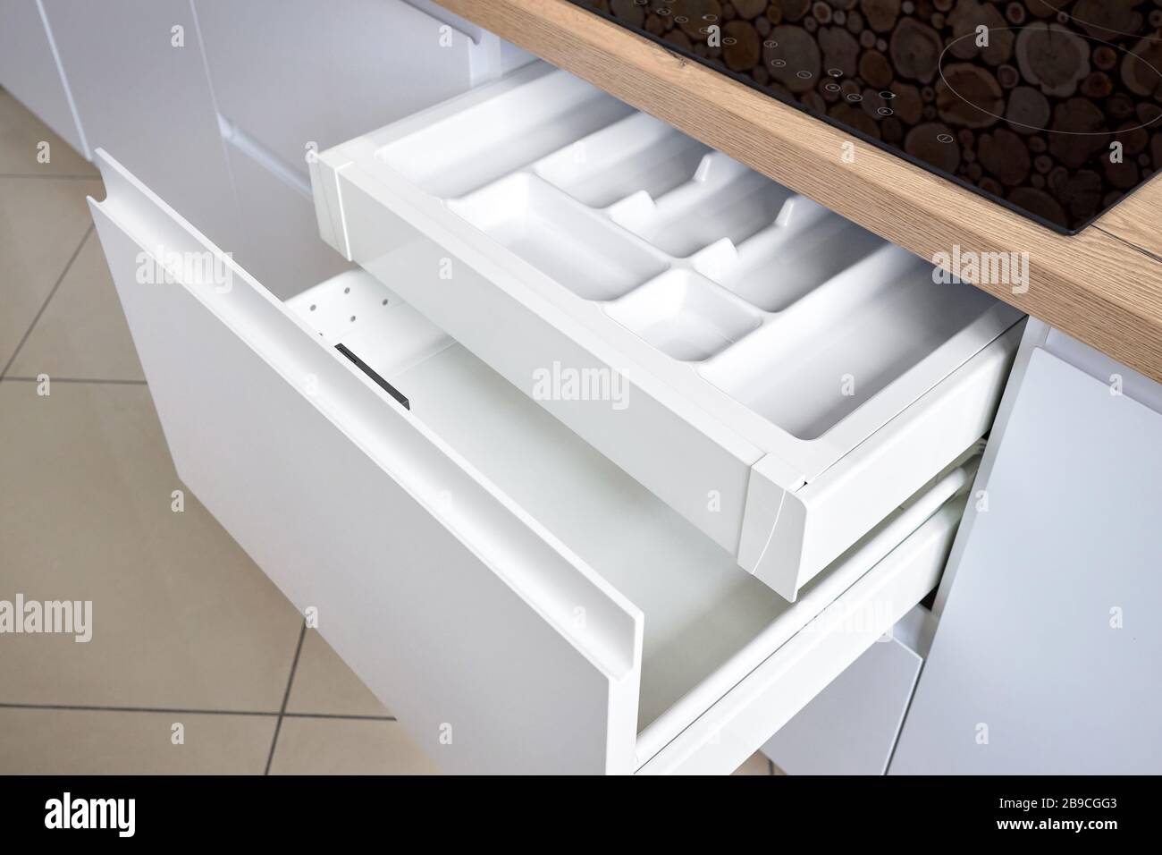 Lösung zum Aufstellen von Küchengeräten in die moderne Küche - horizontale ausziehbare Schubladeneinlegeböden im Schrank für kochgeschirr darunter Stockfoto