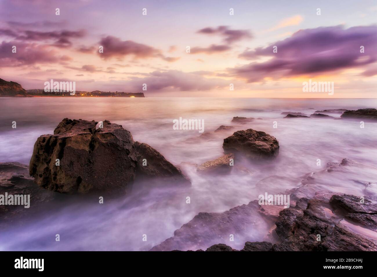 Warriewood Beach und Turimetta fahren bei Sonnenaufgang an den Nordstränden von Sydney. Stockfoto