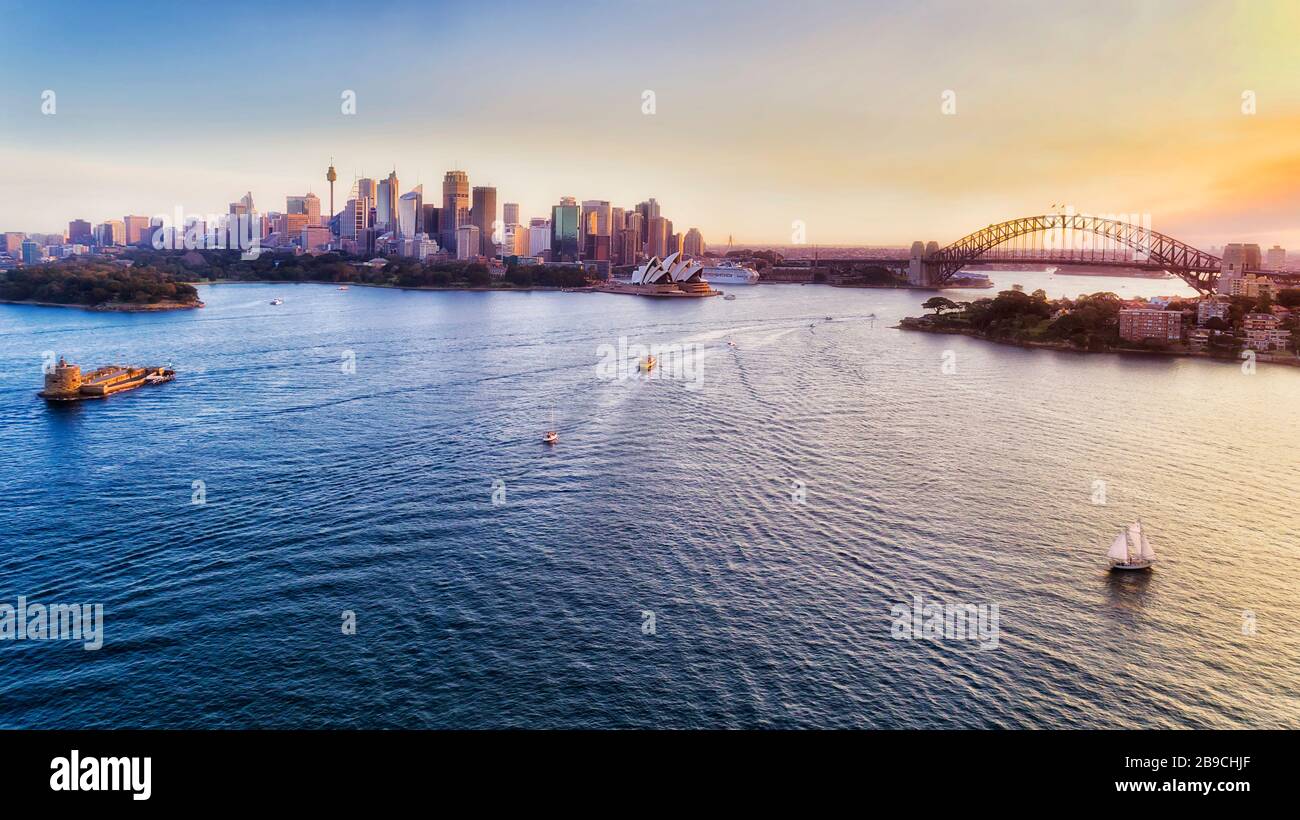 Sydney Hafen bei Sonnenuntergang rund um die wichtigsten Sehenswürdigkeiten der Stadt von Fort Denison bis zur Sydney Harbour Bridge in erhöhter Luftansicht. Stockfoto