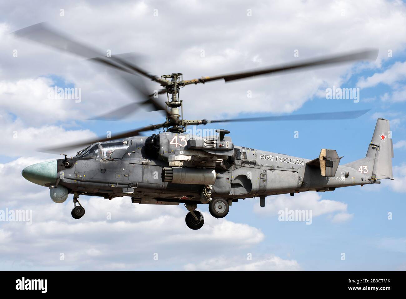 Die russischen Luft- und Raumfahrtkräfte Ka-52 greifen Hubschrauber im Flug an. Stockfoto