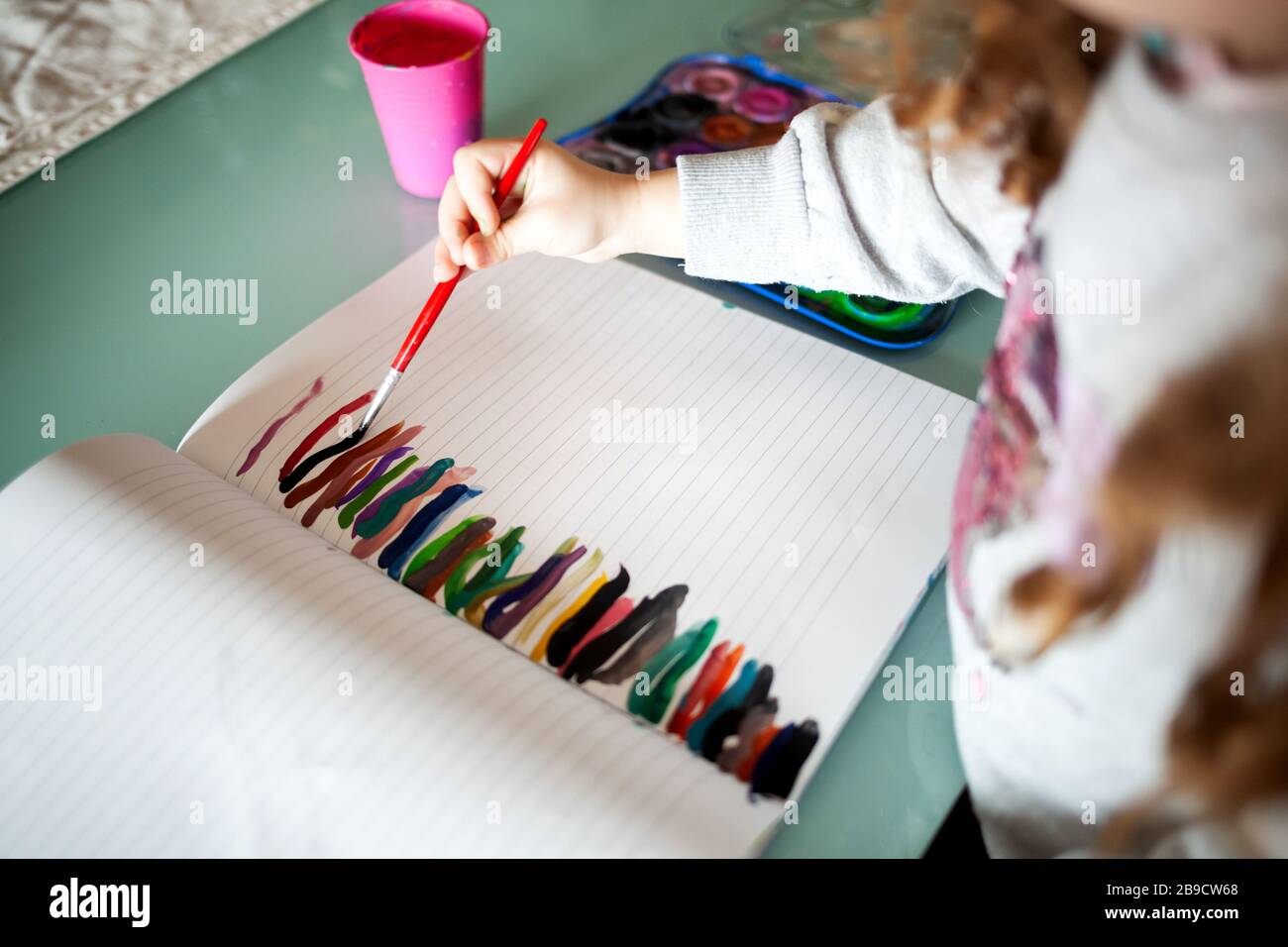 Hände von kleinen Mädchen malen mit Aquarellen zu Hause. Lernen, Bildung, glückliches Konzept für die Kindheit. Fernunterricht während der Quarantänezeit aufgrund des Coronavirus covid19. Stockfoto