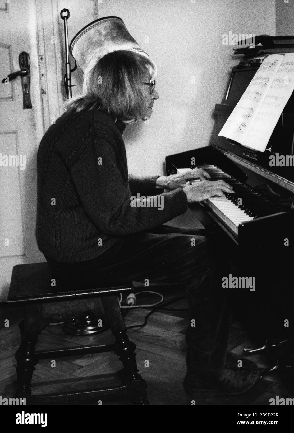 Ein älterer Mann mit langen Haaren spielt Klavier. [Automatisierte  Übersetzung] Stockfotografie - Alamy
