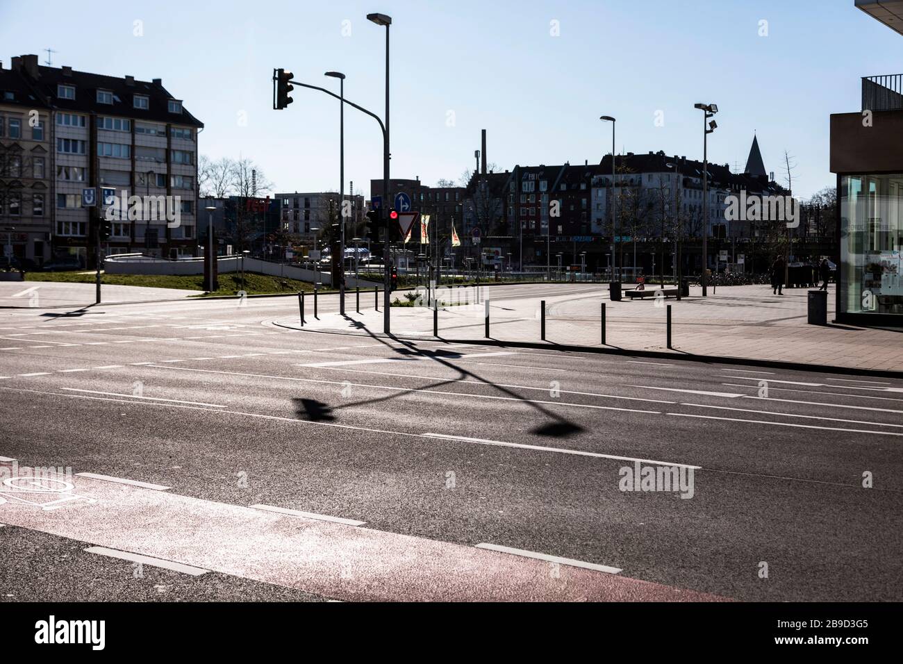 Ungewöhnlich leere Stadt durch Maßnahmen gegen die Ausbreitung des Corona-Virus, hier der Platz vor dem Düsseldorfer Arkaden Einkaufszentrum in Bilk Stockfoto